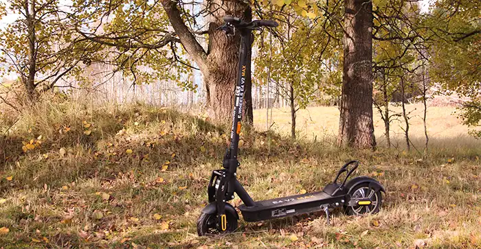 E-Wheels E4 V2 Max ståendes i skogen