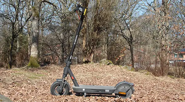 Xiaomi Electric Scooter 5 parkeret i skovlysning