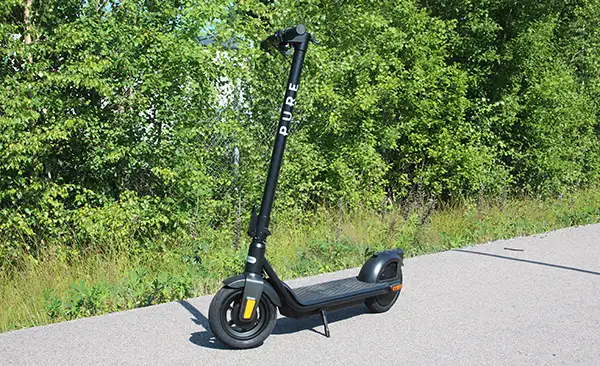 Pure Air5 Pro parkerad längs cykelväg i solen