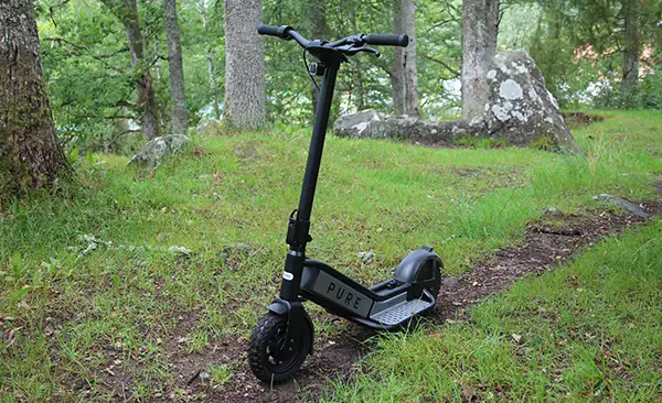 Pure Escape Pro pysäköitynä kapealle metsätielle
