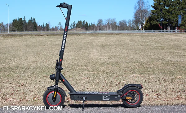 E-Wheels E2S V3 Pro pysäköity maantien taustalla