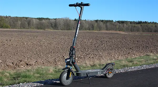 E-Wheels E2S V3 pysäköity pyörätien varrelle peltoalue taustalla