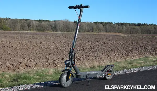E-Wheels E2S V3 parkeret langs cykelsti med landbrugsjord i baggrunden