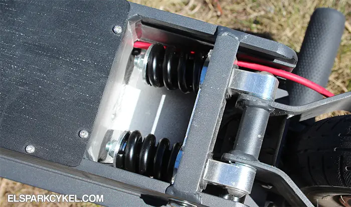 Dubbla stålfjädringen på undersidan av E-Wheels E2S V3 GT Pro