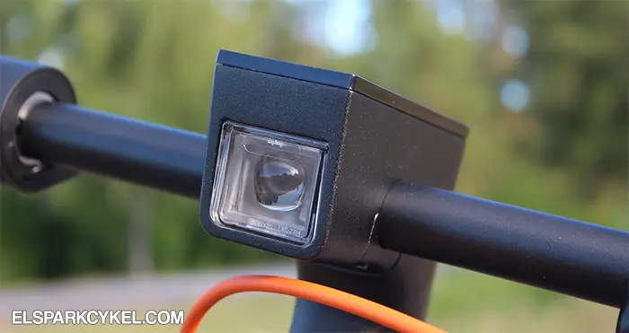 Etuvalaistus, ylhäällä ohjaustangossa, Xiaomi Electric Scooter 6:ssa