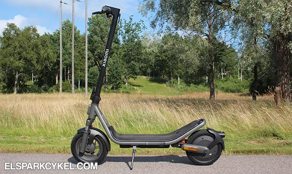 Xiaomi Electric Scooter 6 parkerad på cykelväg nedanför skidbacke