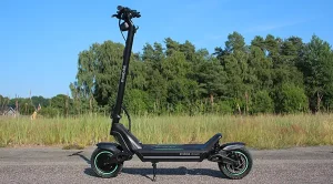 Evobike Desert 1000 pysäköitynä hylätyn tien varteen viljelysmaa taustalla